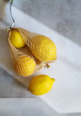 Gölge arkaplanda organik limonlar 