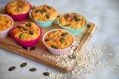 Silikon kalıplı süzme peynirli yulaflı kekler.