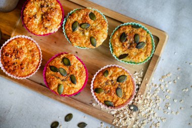 Silikon kalıplı süzme peynirli yulaflı kekler.