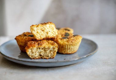 Silikon kalıplı süzme peynirli yulaflı kekler.