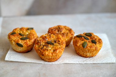 Silikon kalıplı süzme peynirli yulaflı kekler.