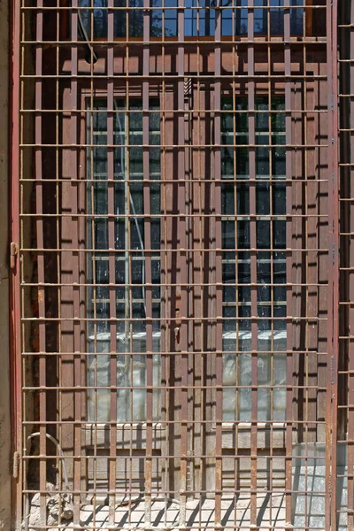 Staré Hnědé Dvojité Dveře Mřížemi Bezpečnostní Ochrana Budov — Stock fotografie