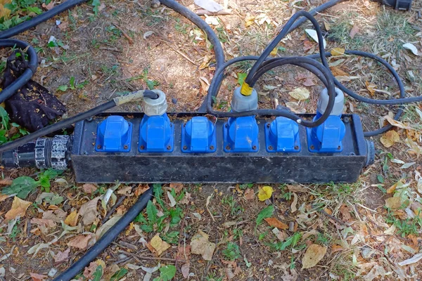 公園の庭で耐水性の電力ストリップ電気ストリップボックス — ストック写真