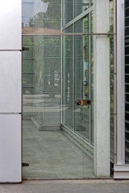 Modern binanın girişinde kapalı, temiz cam kapı.