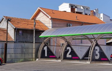 Otomobil yıkama servisinde birden fazla yer var.