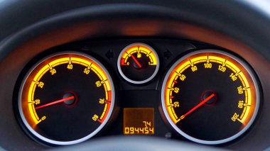 Sarı ışıklandırmalı analog araba göstergeleri