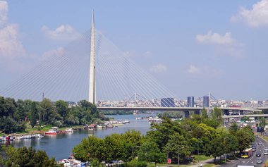Yeni Ada asma köprüsü Belgrad sütunu Sırbistan 'da yaz aylarında mavi gökyüzü