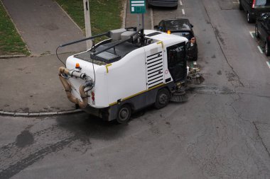 Şehirdeki sokak temizleme aracı