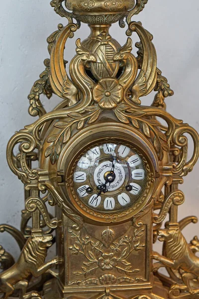 Reloj Latón Antiguo Con Números Romanos Ornamento Viejo —  Fotos de Stock