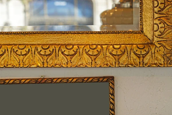 Детальный Снимок Антикварной Золотой Зеркальной Рамы Стены — стоковое фото