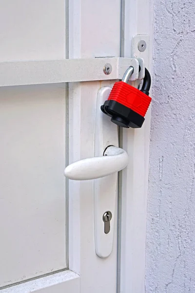 Büyük Kırmızı Güçlü Asma Kilit Kilitli Kapı Korumalı Güvenlik — Stok fotoğraf
