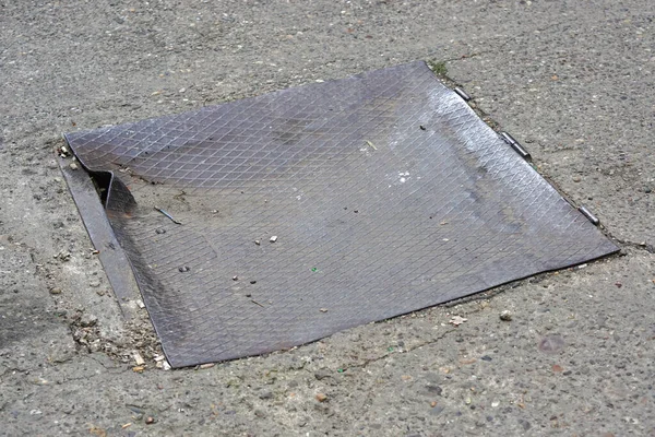 曲げ壊れたシャフトの蓋の危険性が金属カバーを損傷 — ストック写真