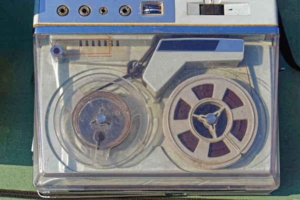オーディオテープレコーダー音楽デバイスをリールに古いポータブルリール — ストック写真