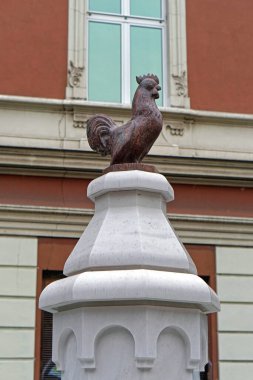 Belgrad, Sırbistan - 24 Ekim 2020: Çeşmenin tepesinde bronz kırmızı horoz eski kentteki Cara Lazara Caddesi.