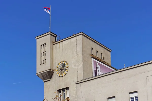 塞尔维亚贝尔格莱德 2020年10月4日 首都退伍军人俱乐部大楼顶部的公共时钟和旗帜 — 图库照片