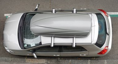 Gümüş arabanın çatısında büyük ve uzun bir kargo kutusu var.