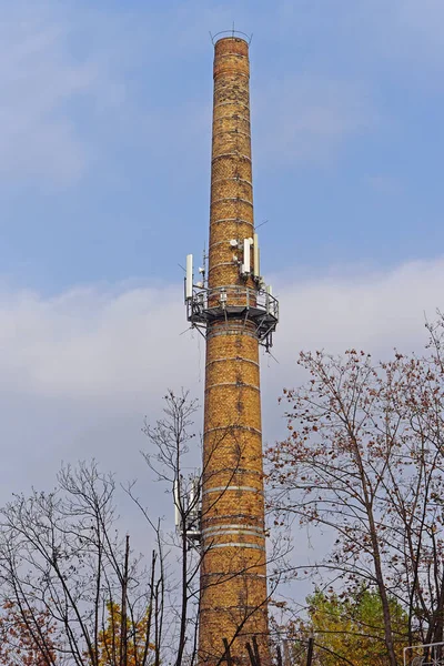 Высокий Старый Кирпичный Дымоход Коммуникационными Антеннами Gsm — стоковое фото