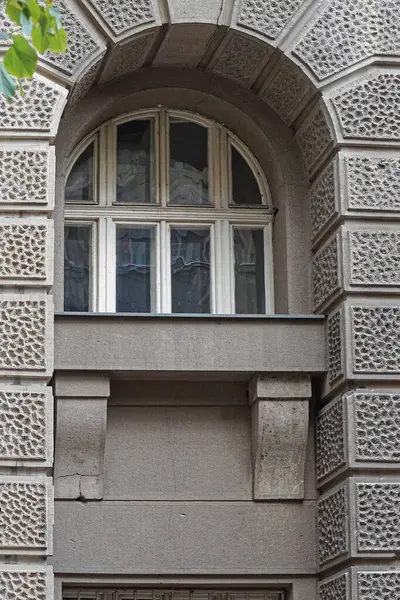 古いコンクリートの建物の外観でアーチ窓 — ストック写真