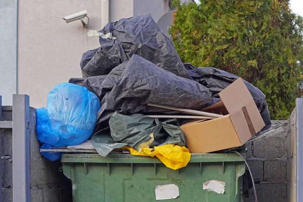 Överlastbehållare Med Sopor Och Avfallsmiljö — Stockfoto