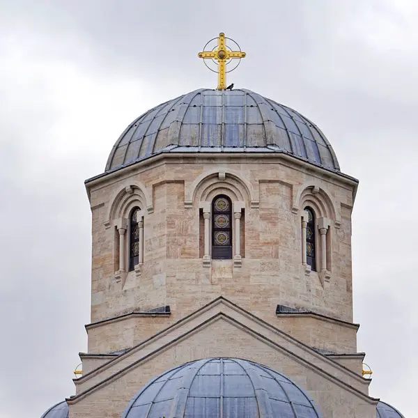 セルビア ベオグラードに金の十字架を持つ正教会のドーム — ストック写真