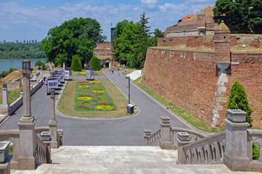 Belgrad, Sırbistan - 5 Temmuz 2021: Kalemegdan Park kalesi sıcak yaz günü eski kentte turizm merkezi.