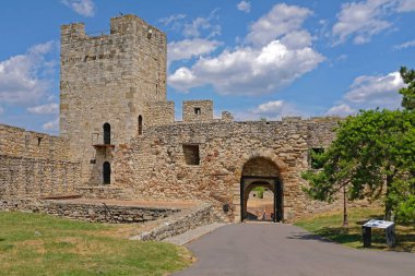 Belgrad, Sırbistan - 5 Temmuz 2021: Eski kentteki Kalemegdan Park 'taki Despot kulesindeki kamu gözlemevi.