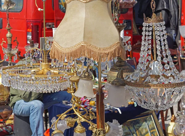 Viele Lampenschirme Und Kristallkronleuchter Zum Verkauf Auf Dem Flohmarkt — Stockfoto