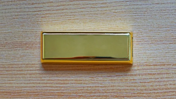 Una Gran Barra Oro Fino Escritorio Madera — Foto de Stock