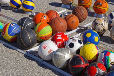 Belgrad, Sırbistan - 1 Ağustos 2020: Bit pazarında kullanılmış eski ikinci el futbol topları spor ekipmanları.
