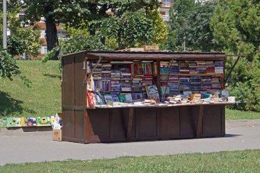 Belgrad, Sırbistan - 11 Ağustos 2020: Şehir parkındaki büfede satılık kitaplar.