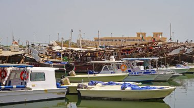 Balıkçılar Kuveyt yaz günü marinada tekne ve motorlu tekne gezintisi yapıyor.