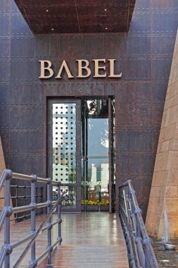 Kuveyt Şehri, Kuveyt - 22 Haziran 2018: Arap Körfezi Caddesi Salmiya 'da geleneksel ortadoğu restoranı Babel.