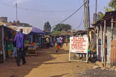 Nairobi, Kenya - 10 Temmuz 2017: Kenya Afrika 'nın Nairobi kentindeki Kibera gecekondu mahallelerinde yerel halk yürüyor.