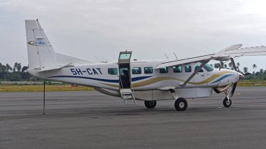 Zanzibar, Tanzanya - 27 Temmuz 2017: ZanAir Havaalanı 'ndaki Turboprop uçağı Zanzibar Adası Tanzanya Afrika' daki özel charter havayolu şirketi.