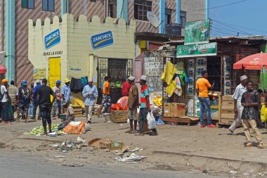 Zanzibar, Tanzanya - 16 Temmuz 2017: Taş kasabası Zanzibar, Tanzanya Afrika 'daki çiftçi pazarının önündeki yerel halk.