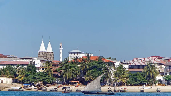 Zanzibar, Tanzanya - 18 Temmuz 2017: Güneşli bir günde deniz Afrika 'dan Taş Şehir Sahili.