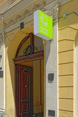 Belgrad, Sırbistan - 5 Temmuz 2021: Alman Goethe Enstitüsü ve kütüphanesine giriş.