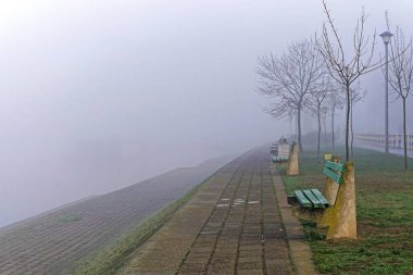 Sabah sisi Tuna nehrinin yürüme yolunda