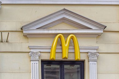Belgrad, Sırbistan - 5 Ekim 2020: Fast food restoranı McDonalds 'da Slavija Meydanı' nı inşa eden büyük sarı harf M.