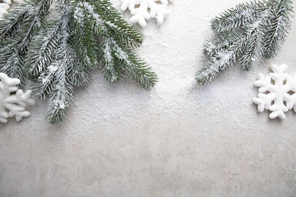 Boże Narodzenie Biały Śnieżynka Wystrój Zielone Gałęzie Śniegiem — Zdjęcie stockowe