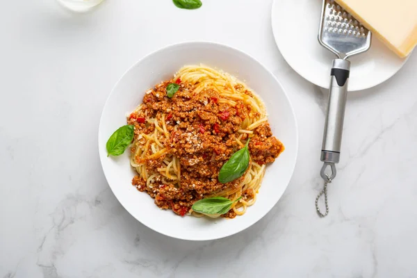 Horní Pohled Italských Špaget Boloňské Špagety Misce Světlém Povrchu — Stock fotografie