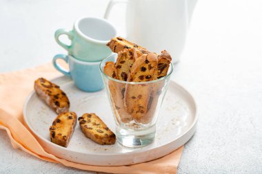 Tatlı cantuccini badem bisküvilerini kapatıyoruz. Açık yüzeydeki uzay kahve fincanlarının fotokopisi.