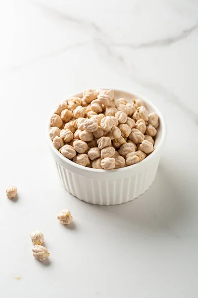 閉じるアップの調理されていないひよこ豆の豆でボウルビーガンタンパク質食品 — ストック写真