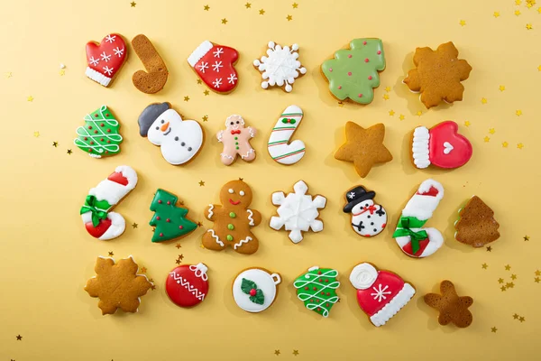 黄色の表面に盛り合わせクリスマスジンジャーブレッドクッキー 休日のコンセプト — ストック写真