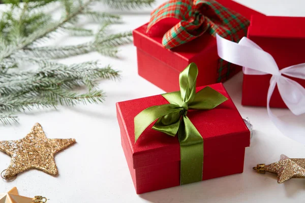 プレゼントボックスとクリスマスの装飾休日のコンセプト光の表面 — ストック写真