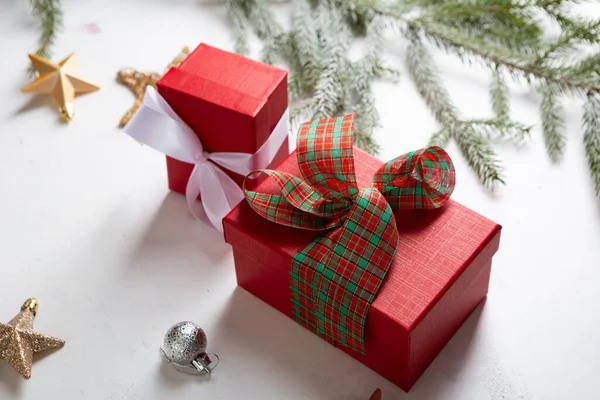 現在の二つの箱とクリスマス飾り — ストック写真