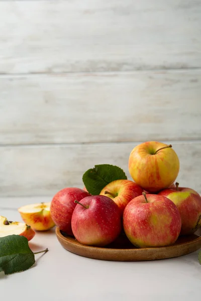 新鲜成熟的有机苹果食品和木制背景收获概念 — 图库照片