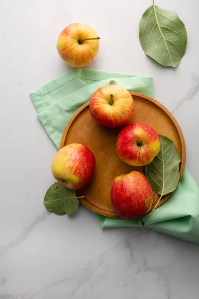 Widok Jabłka Jasnomarmurowe Owoce Żywności Stołowej — Zdjęcie stockowe