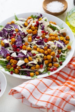 Lahana salatası ve kızarmış nohut fasulyesi salatası. 