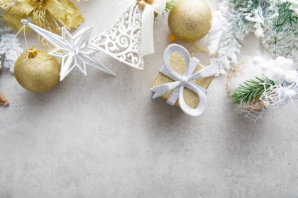 Overhead Άποψη Των Χριστουγέννων Διακοσμήσεις Έννοια Διακοπές Φόντο Λευκό Χρυσό — Φωτογραφία Αρχείου